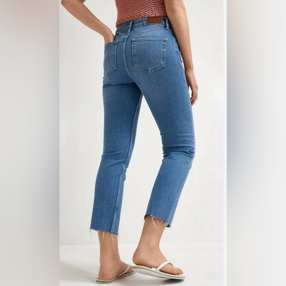 BDG Dillon Cropped Blue Jeans Raw Hem Jeans.       Size-2